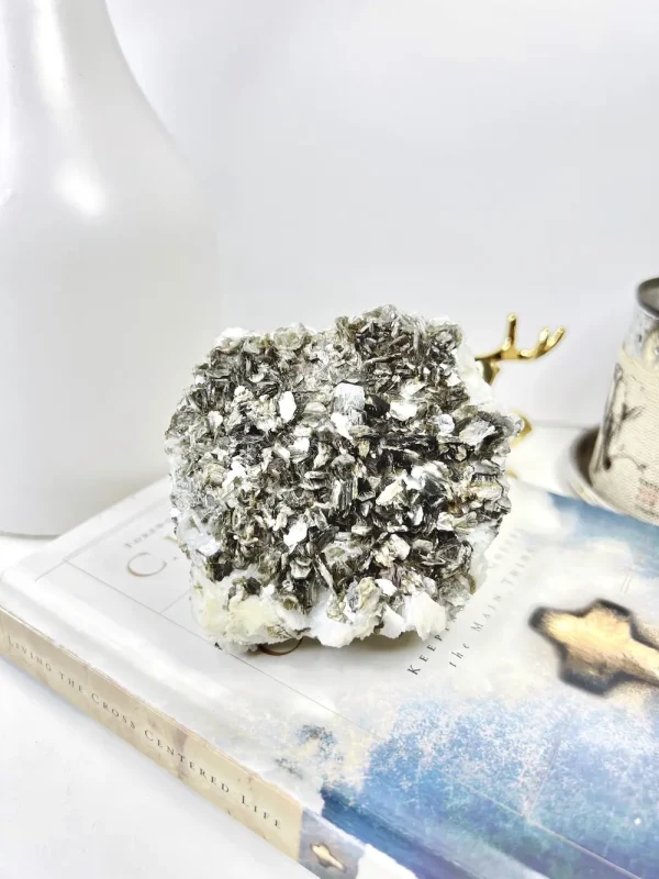 片狀結構雲母礦石