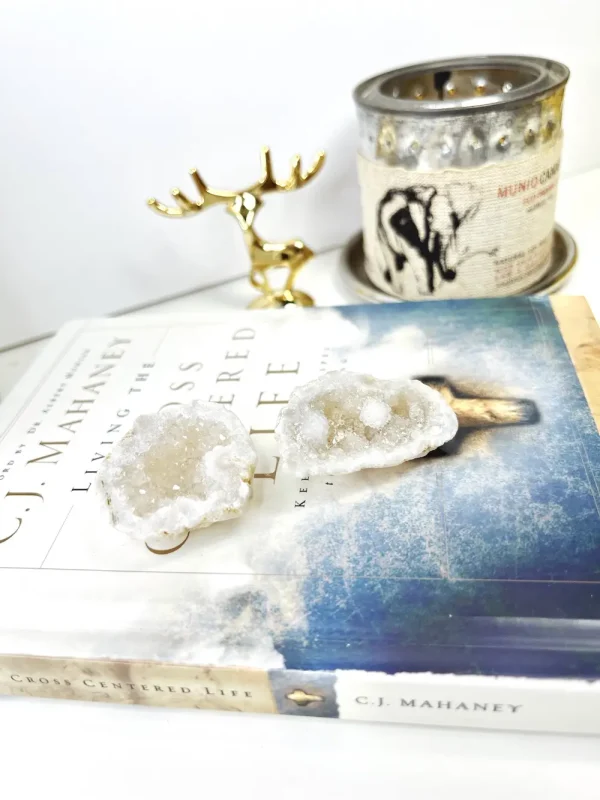 圓型晶洞（左邊）